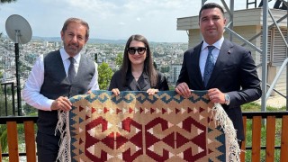 Kadirli Belediye Başkanı Olcar’dan Görkemli Hatıralar Ekibine Anlamlı Hediye