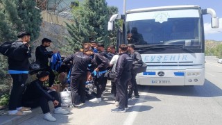 Kafileyi taşıyan otobüsün lastiği patladı, futbolcular taksiyle maça yetiştirildi
