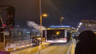 Kağıthanede metrobüsün motor bölümü yandı, seferler kısa süre durduruldu