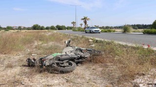 Kaldırıma çarpıp 30 metre savrulan motosikletin sürücüsü ağır yaralandı