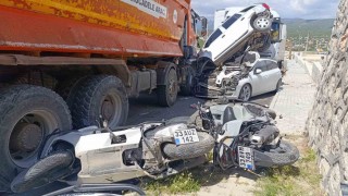 Kamyon yoldan çıktı önüne gelen taşıtı ezdi: 13 motosiklet, 3 araç zarar gördü