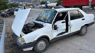 Kamyonet ile Otomobil Çarpıştı, 1 Kişi Yaralandı