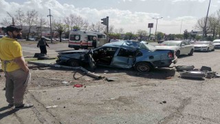 Kamyonet ile otomobil çarpıştı