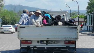 Kamyonet kasasında tehlikeli yolculuk