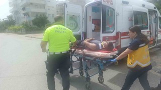 Kamyonete çarpmamak için motosikleti devirdi, kaskı hayatını kurtardı
