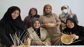 Kanser hastası kadınlar, umutlarını rattan objelere taşıdı