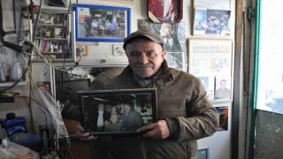 Kanser olan arkadaşının dükkanında bacayı tüttürmeye gayret ediyor