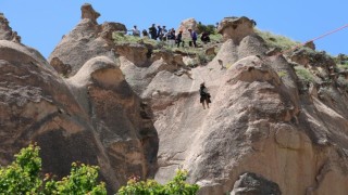 Kapadokyada sıcak hava balonu peri bacalarının üzerine güvenli iniş yaptı: Turistler kurtarıldı
