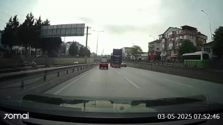 Kapağı açık unutulan kamyon tünele çarptı