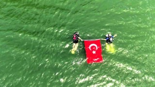 Karabükte 19 Mayısa özel dalış: Gölette Türk Bayrağını böyle dalgalandırdılar
