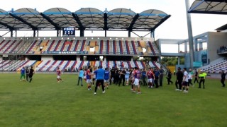 Karabükte amatör lig final maçı sonrası saha karıştı