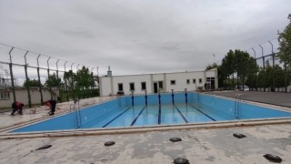 Karacabey Belediyesi yüzme havuzunu yaza hazırlıyor