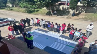 Karacabeyde Trafik Haftası kapsamında çocuklara eğitim verildi