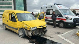 Karamanda iki hafif ticari araç çarpıştı: 2 yaralı