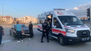 Karamanda iki otomobil kavşakta çarpıştı: 1 yaralı