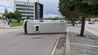 Karamanda kamyonetle çarpışan okul servisi devrildi: 6 yaralı