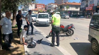 Karamanda otomobille çarpışan motosiklet sürücüsü yaralandı