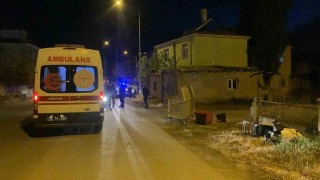 Karamanda otomobille çarpışan motosikletli kurye yaralandı