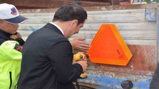 Karapınarda çiftçilere reflektör dağıtıldı