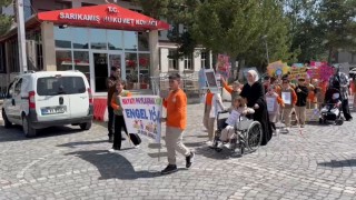 Karsta minik yürekler engelliler için yürüdü
