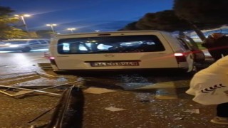 Kartalda reklam panosuna çarpan araç karşı şeride geçti