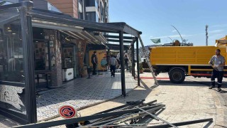 Kartepede ruhsatsız genişletilen iş yerlerine yıkım