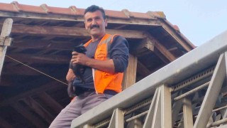 Kastamonuda evin çatısında mahsur kalan kediyi itfaiye ekipleri kurtardı