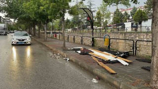 Kastamonuda fırtına, elektrik tellerini kopardı, binanın çatısını uçurdu