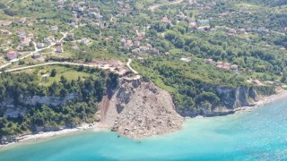 Kastamonuda heyelan: Yoldan kopan kütle, denizle birleşti