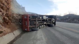 Kastamonuda meyve yüklü kamyon devrildi