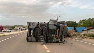 Kastamonuda odun yüklü tır devrildi, sürücü yaralandı