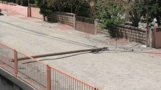 Kastamonuda şiddetli rüzgar nedeniyle ahşap direk devrildi