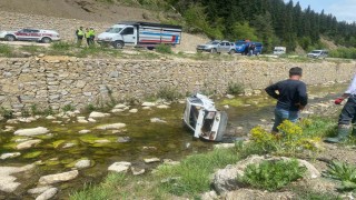 Kastamonuda yoldan çıkan otomobil dereye uçtu: 1 ölü, 1 yaralı