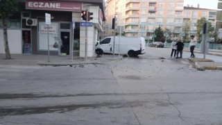 Kavşakta kaza yapan araç işletmenin duvarına çarptı