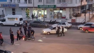 Kaza anı kamerada: Yaralı sürücüyü kaldırıp kenara götürdüler
