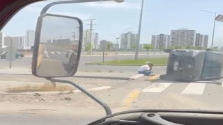 Kaza geçiren sürücü yan yatan kamyonetinin başında bekledi