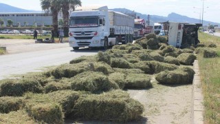 Kaza yapan kamyondaki saman balyaları yola saçıldı