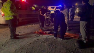 Kaza yapan motosikletin sürücüsü 50 metre sürüklendi