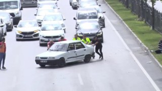 Kaza yapan otomobili polisler iterek yol kenarına çekti