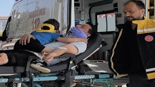 Kazada yaralanan çocuğu eldivenden yaptıkları balonla oyaladılar