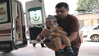 Kazada yaralandı,oyuncağını elinden hiç bırakmadı