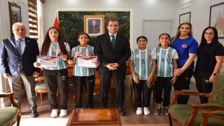 Kazandıkları madalyaların mutluluğunu kaymakamla paylaştılar