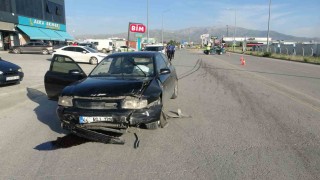 Kazaya karıştı, aracını bırakıp kaçtı