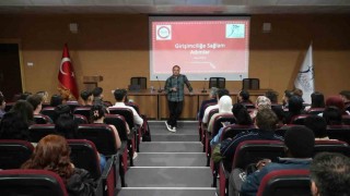 KBÜde düzenlenen konferansta Ozan Kuşcu gençlere seslendi