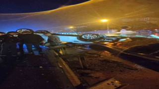 Keşanda virajı alamayarak bariyerlere çarpan otomobildeki 3 kişi yaralandı