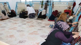 Kilimler kadınların eliyle sonraki nesillere aktarılıyor