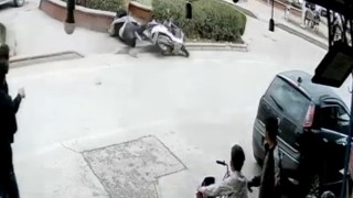 Kiliste motosiklet sürücüsünün ağır yaralandığı kaza kamerada