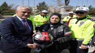Kırıkkalede motosiklet sürücülerine kask hediye edildi