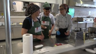 Kırklarelinde yemek yarışması: Özel öğrenciler aileleriyle köfte ve kaçamak yemeği yaptı