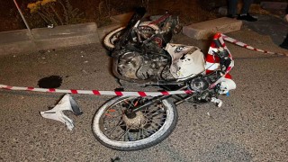 Kırmızı ışıkta geçen motosiklet sürücüsü minibüse çarptı: 1 ölü